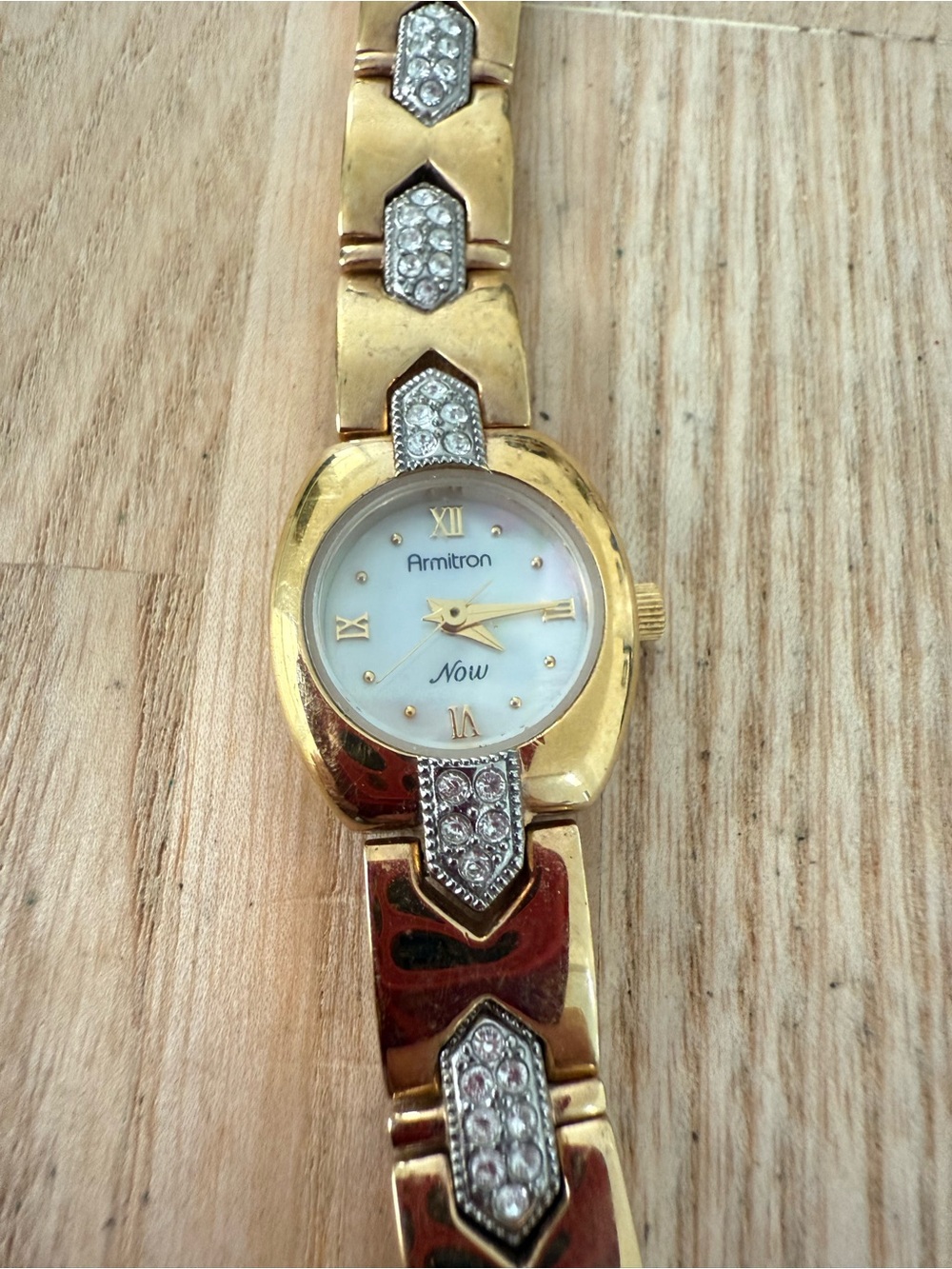Vintage Armitron ladies round gold tone crystal accented watch NEW BATTERY